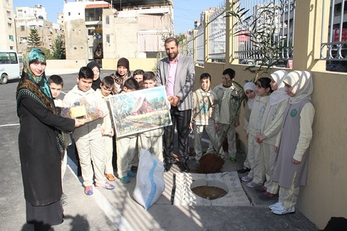 جمعية أصدقاء البيئة تنظم حملة تشجير في ثانوية الإمام الحسن (ع) جمعية أصدقاء البيئة تنظم حملة تشجير في ثانوية الإمام الحسن (ع)