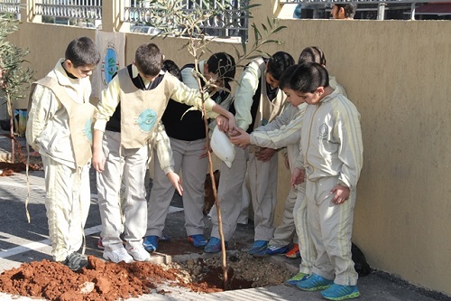 جمعية أصدقاء البيئة تنظم حملة تشجير في ثانوية الإمام الحسن (ع) جمعية أصدقاء البيئة تنظم حملة تشجير في ثانوية الإمام الحسن (ع)
